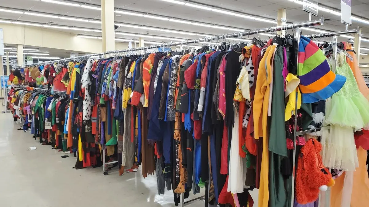 Rack largo con disfraces coloridos de Halloween dentro de una tienda