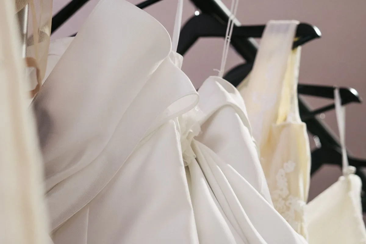 Vestidos de fiesta colgados en un rack dentro de una tienda latina