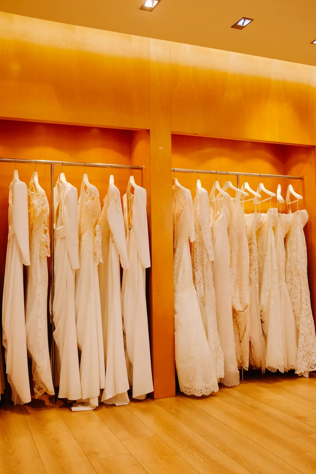 Vestidos elegantes de novia y de fiesta exhibidos en una tienda de Memphis