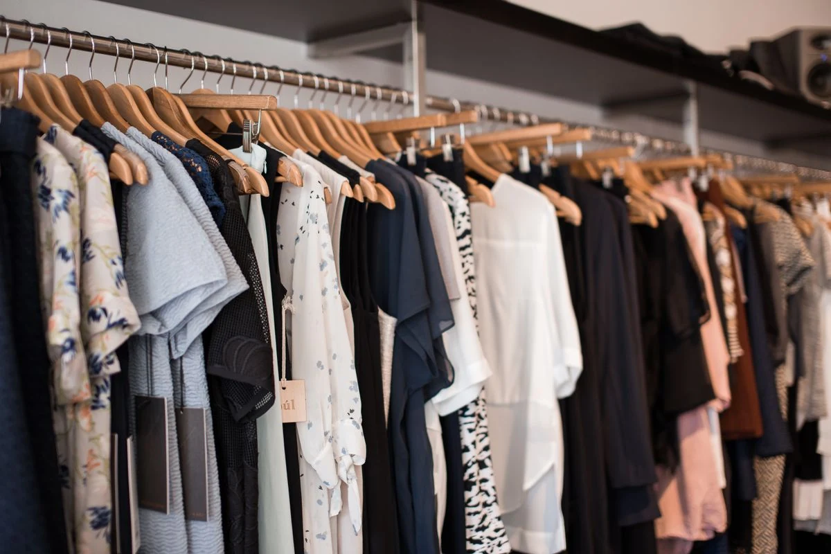 Rack de ropa con ganchos en una tienda