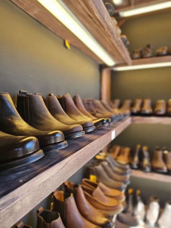 Botas de trabajo en exhibidor de tienda