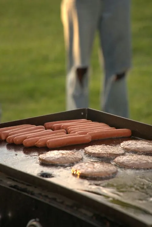 Aficionados haciendo parrillada en el estacionamiento antes del partido