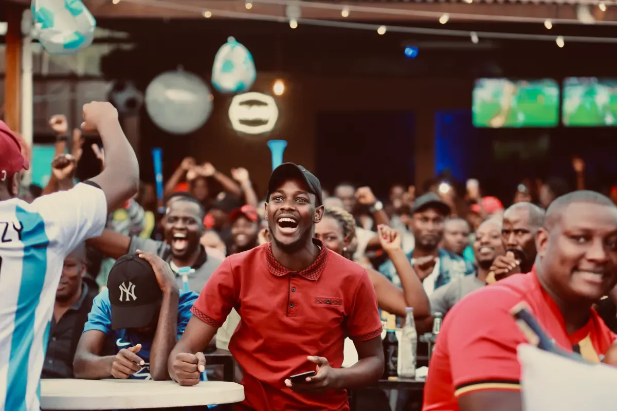 Aficionados de los Tigres de Memphis celebrando en un restaurante de la ciudad