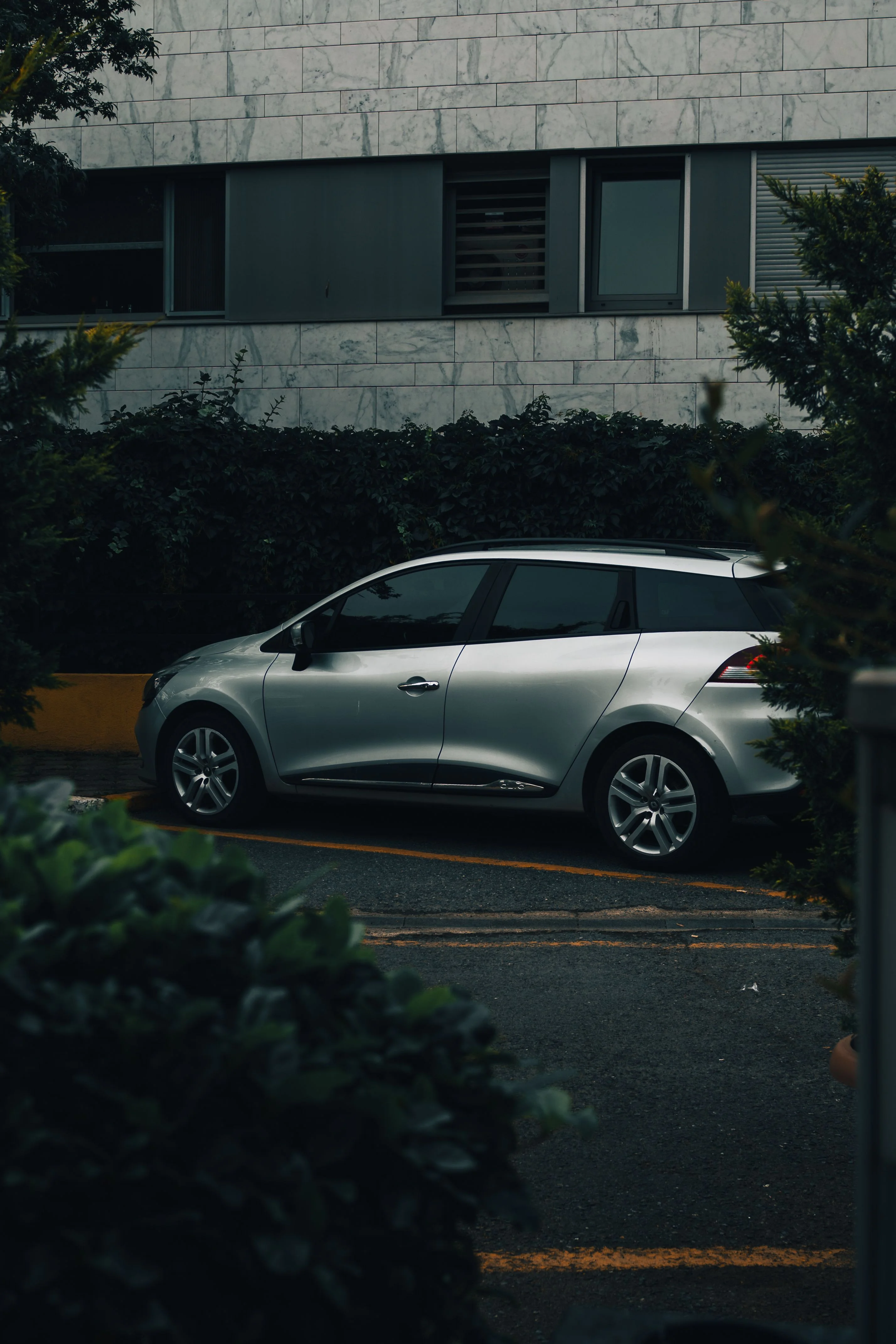 Carro con vidrios polarizados estacionado