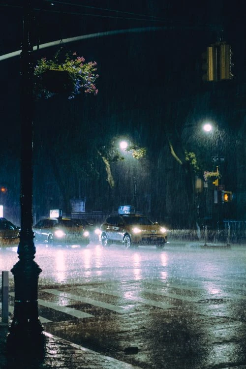 Calle de la ciudad de noche bajo la tormenta