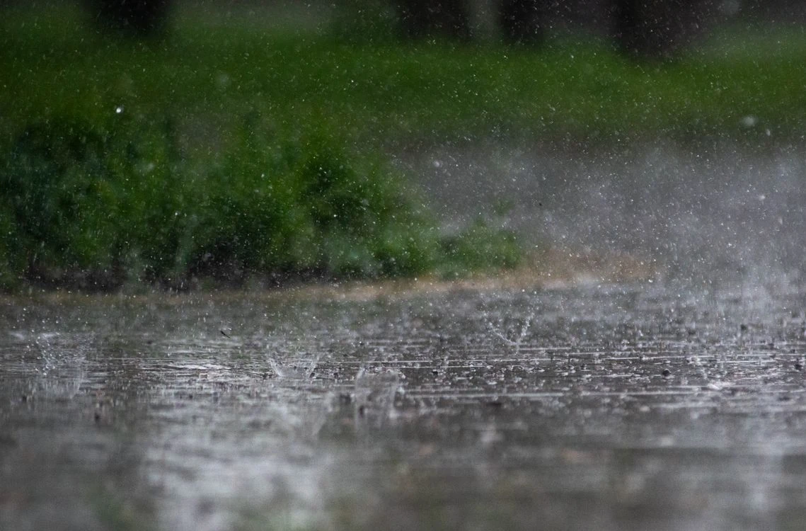 Lluvia fuerte cayendo sobre el suelo mojado