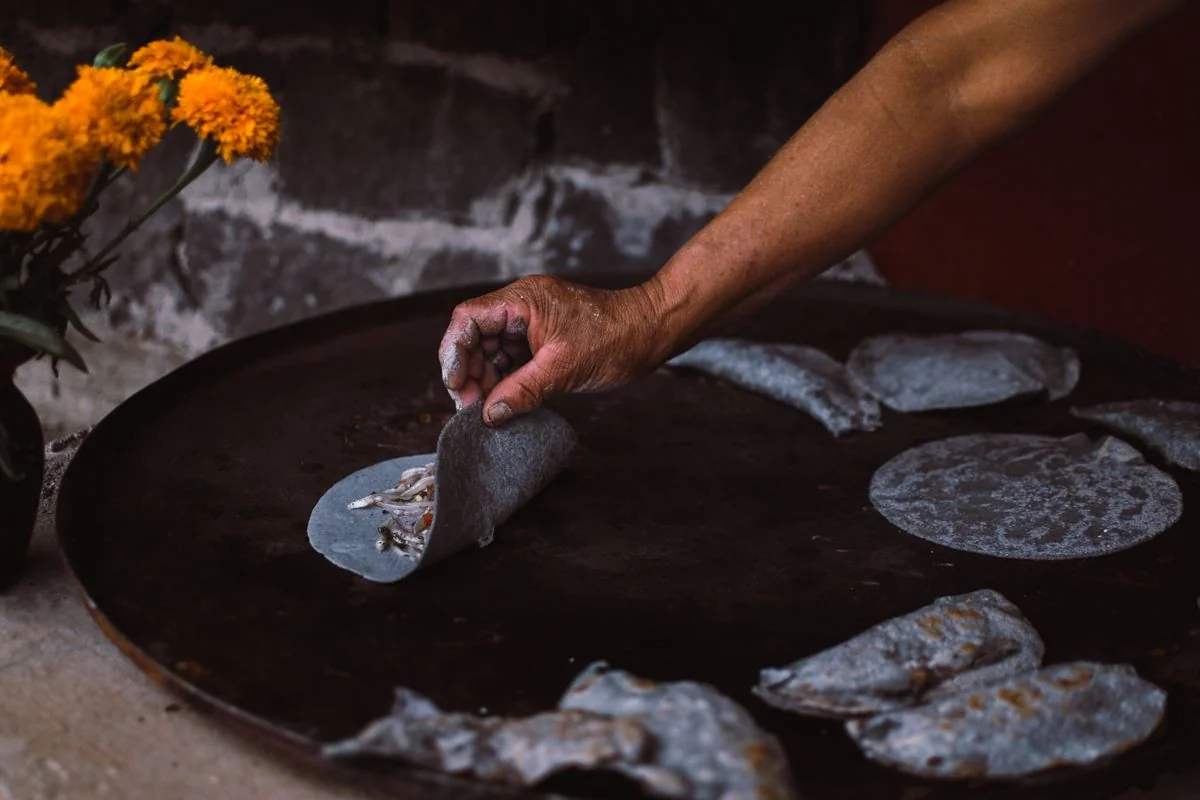 Tortillas calientes saliendo del comal en una tortillería de Memphis
