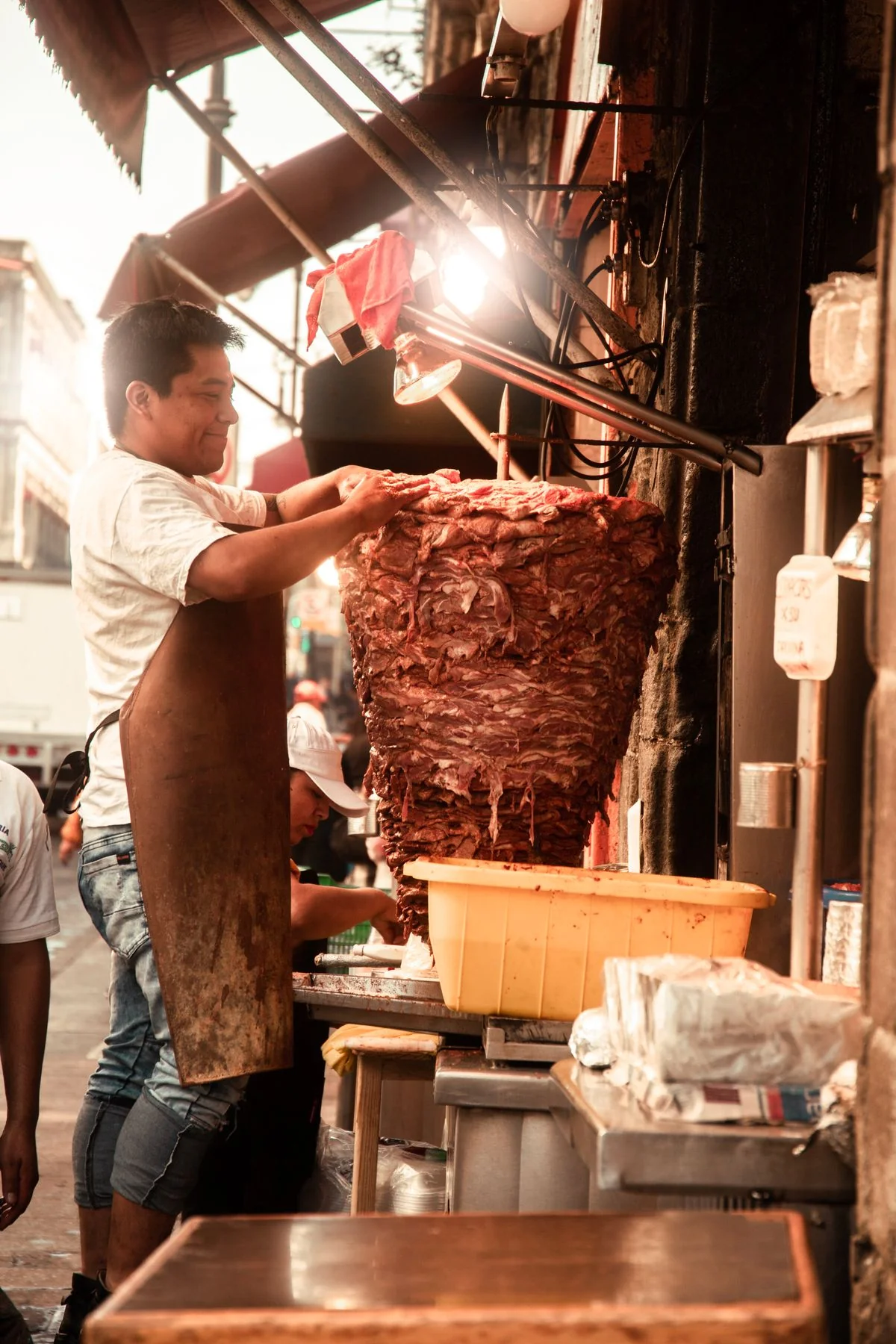 Cliente recogiendo su pedido de tortillas en una tortillería sobre Summer Ave
