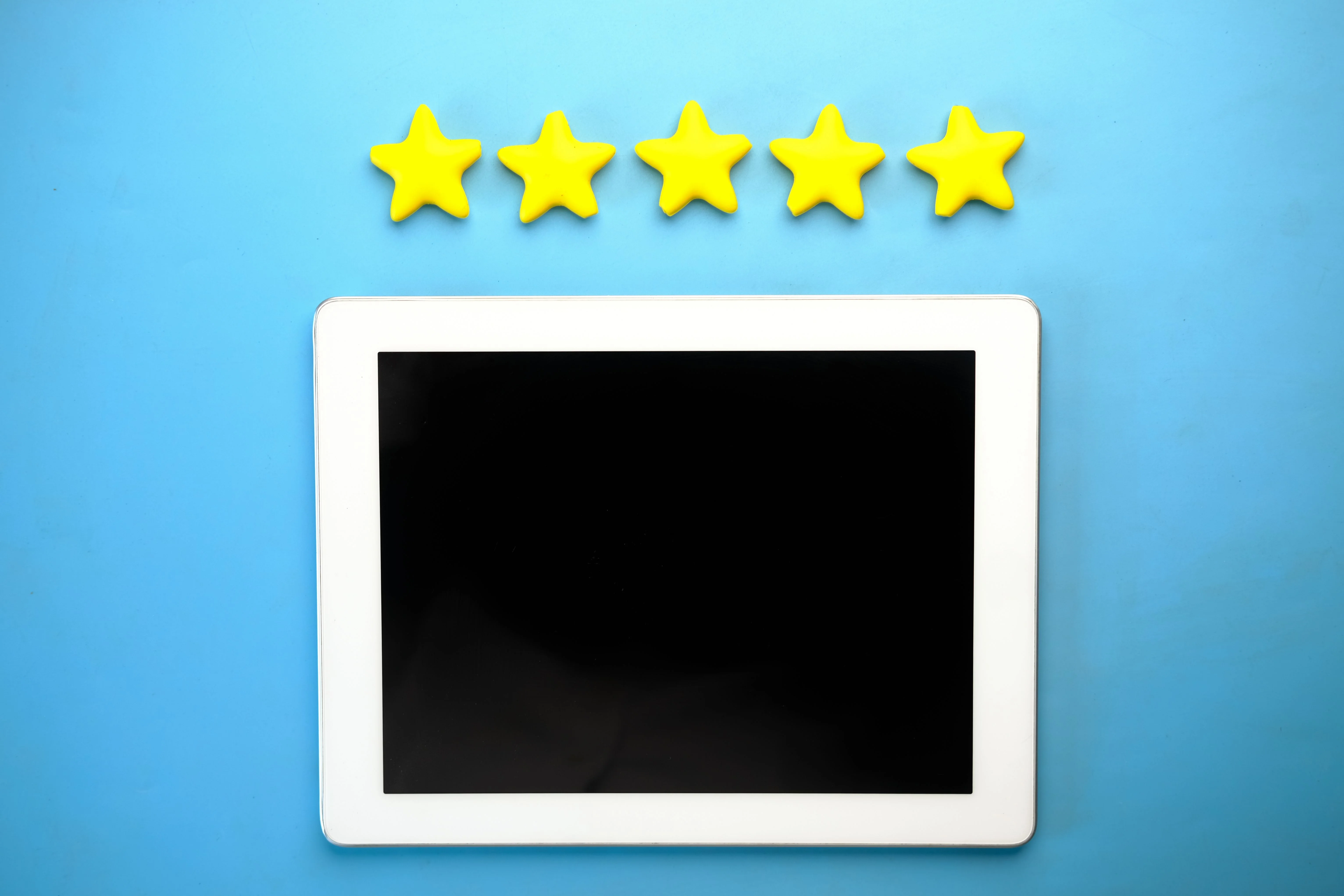 Tableta con cinco estrellas amarillas: reseñas de un negocio local