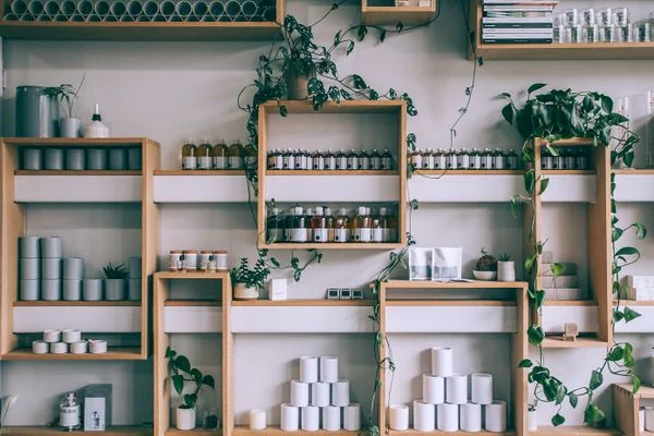 Interior de tienda fresca y limpia con buena luz