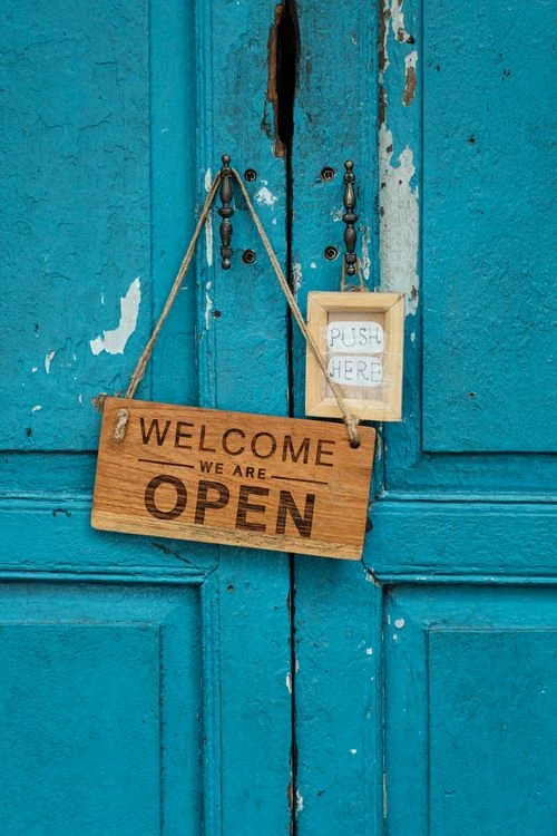 Entrada acogedora de una tienda con la puerta abierta