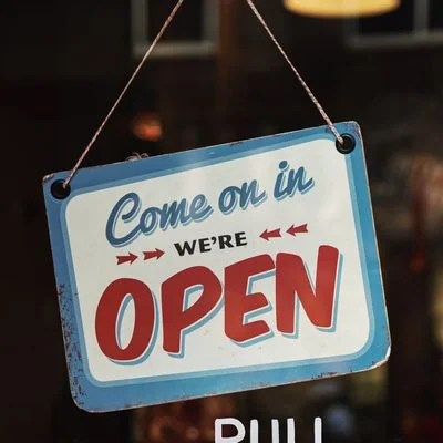 Fachada de tienda con el número de dirección visible