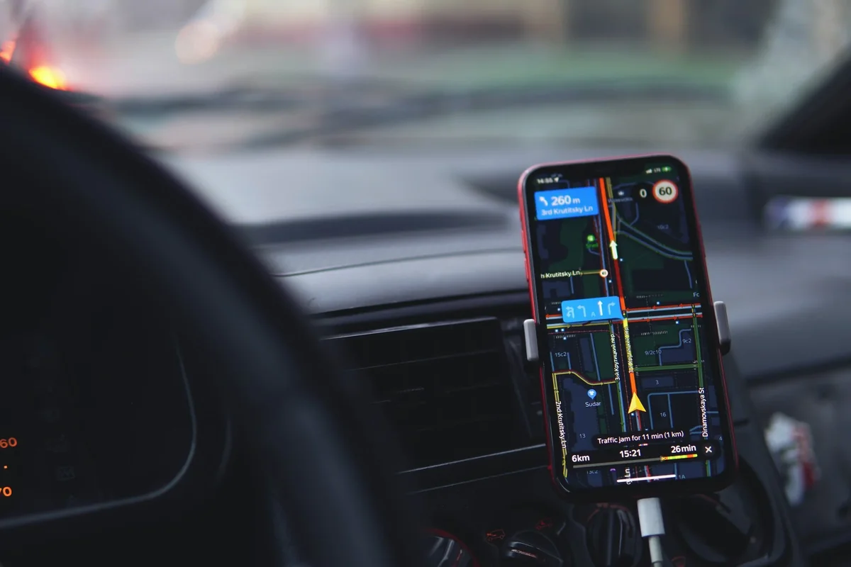 Teléfono mostrando navegación GPS hacia un negocio