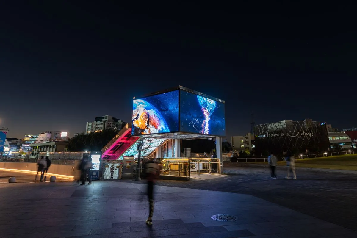 Valla digital iluminada con un anuncio en una avenida de Memphis por la noche