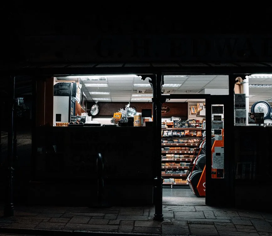 Vitrina de tienda local iluminada de noche